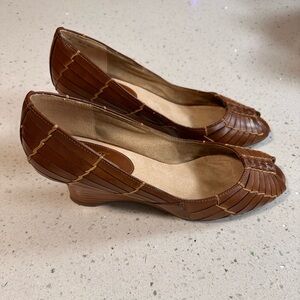 NYT New York Transit Brown Tan Leather Wedge Heels Peep Toe Size 9.5 Comfortable